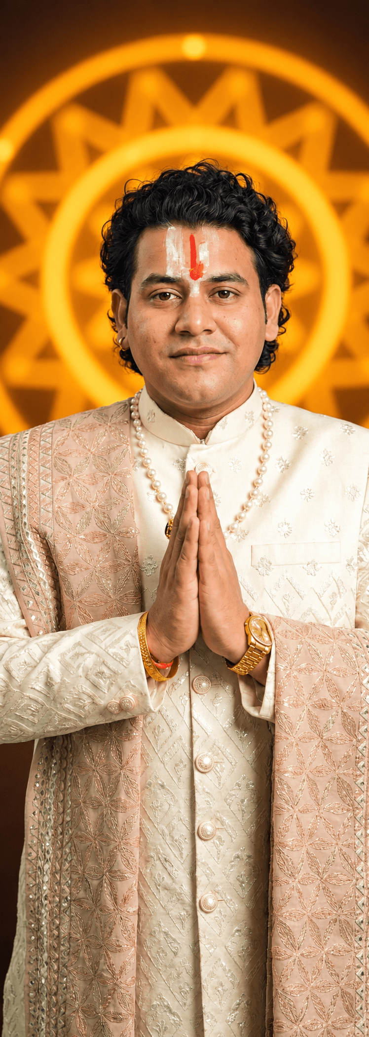 क्रीम रंग के पारंपरिक परिधान में हाथ जोड़े आचार्य अभिषेक मिश्रा का कलात्मक चित्र